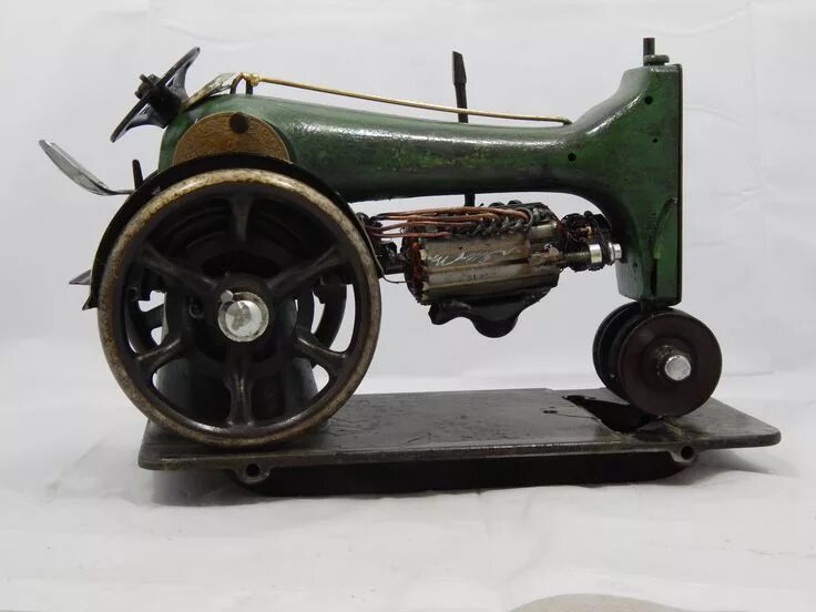 Поделки из швейных машин фото Tractor is made out of a 1912 G Series Singer Sewing Machine. The Detail in this