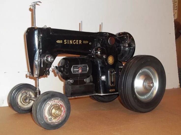 Поделки из швейных машин фото Sewing machine tractor made from antique Singer Sewing Machine. Máquinas de cose