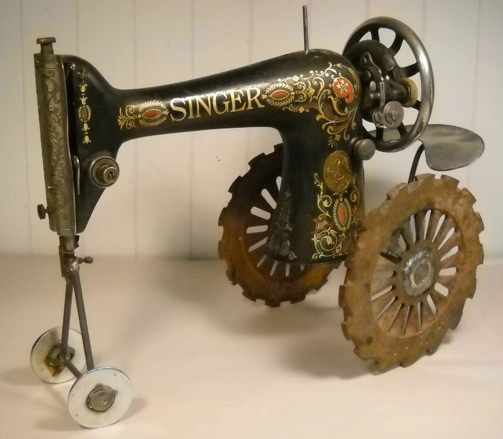 Поделки из швейных машин фото SINGER SEWING MACHINE TRACTOR REPURPOSED JUNK ART SCULPTURE Sewing machines best