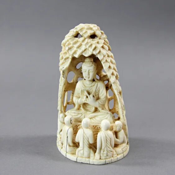 Поделки из слоновой кости фото Buddha-Gruppe aus Elfenbein, wohl THAILAND 1. Hälfte 20. Jahrhundert