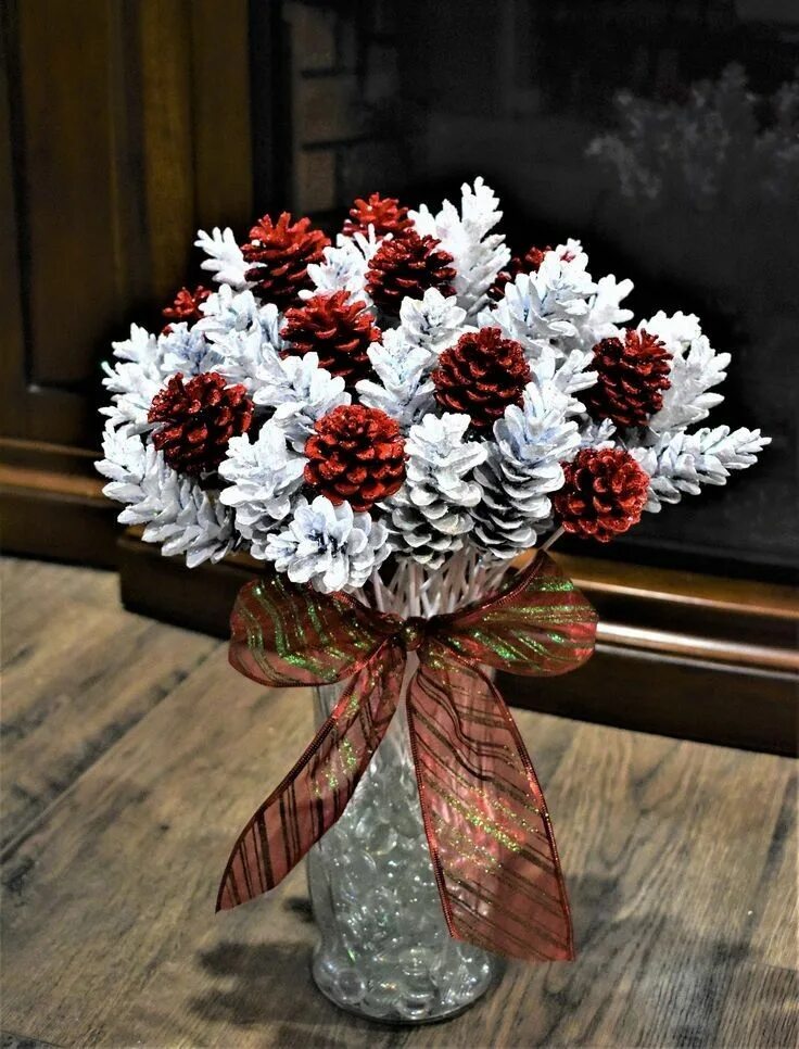 Поделки из сосновых шишек фото Centros de mesa con piñas de pino Xmas crafts, Christmas crafts, Christmas cente