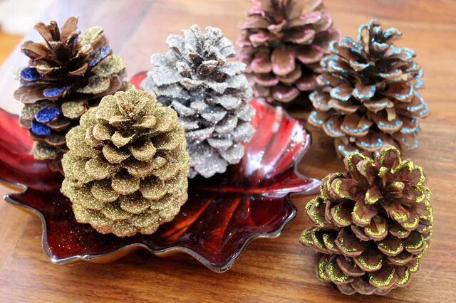 Поделки из сосновых шишек фото How to Decorate Pinecones With Glitter eHow Christmas pine cones, Pine cone chri
