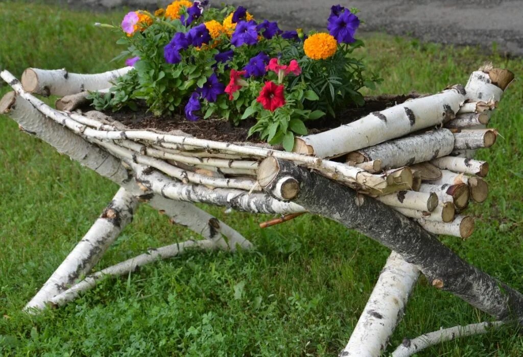 Поделки из стволов деревьев фото Pin by Marisa on Horta in 2023 Wood christmas decorations, Garden inspiration, F