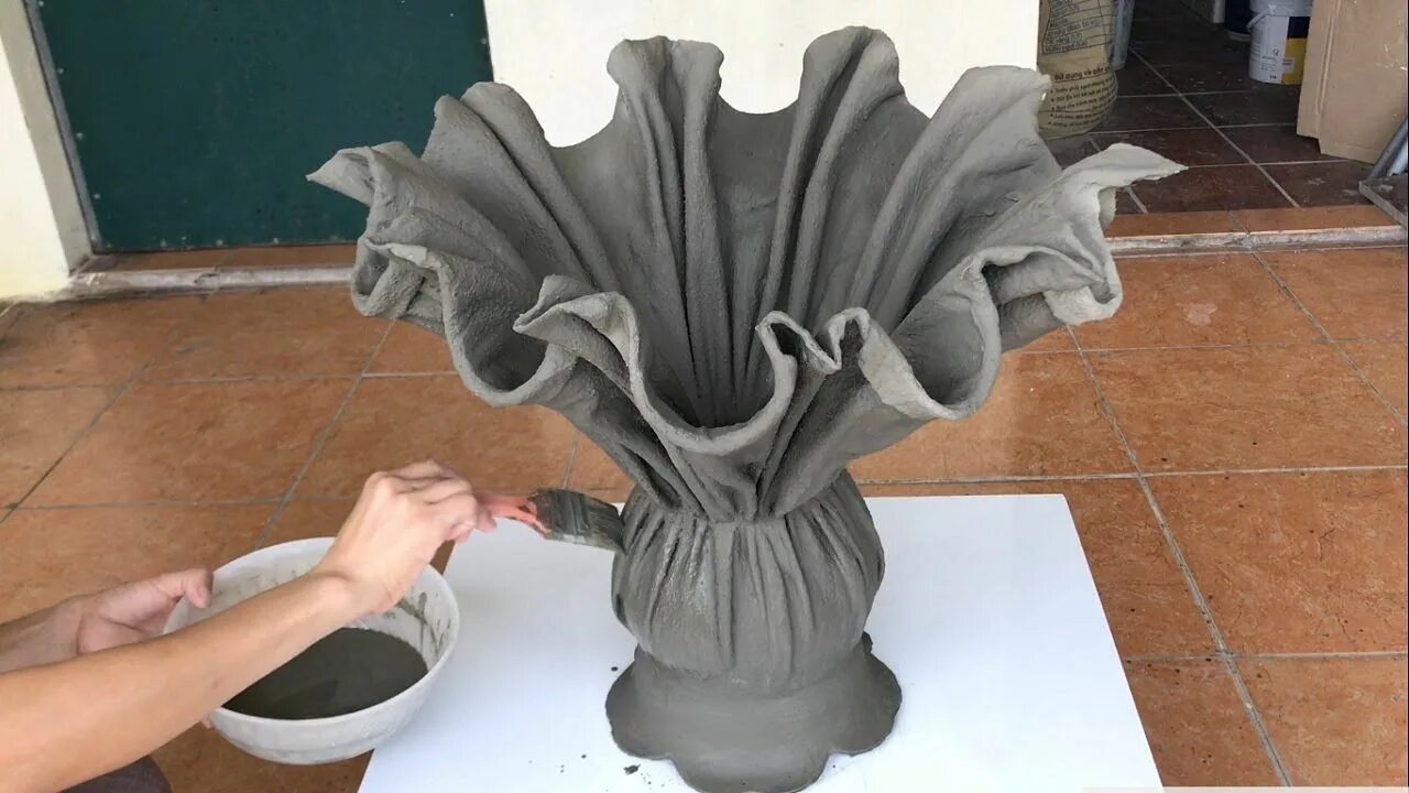 Поделки из цемента своими руками фото Make Unique Decorative Plant Pots From Fabric And Cement - Cement Craft Ideas At