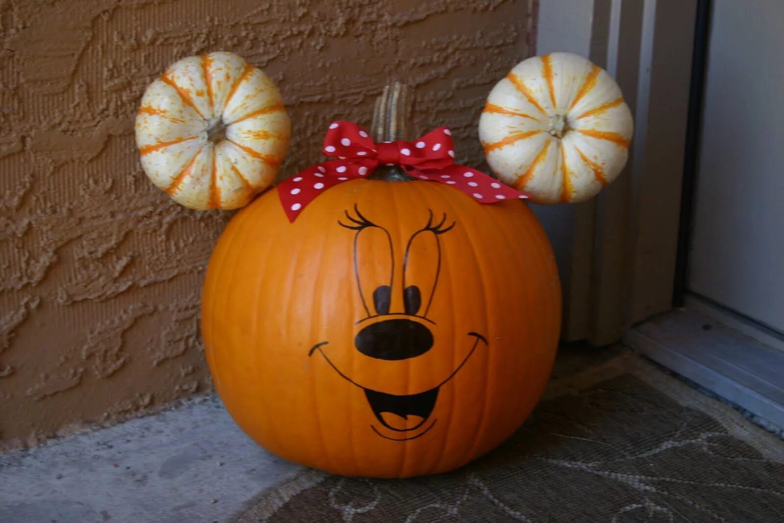 Поделки из тыквы своими руками фото Honeybee Vintage: Minnie Mouse Pumpkin Minnie mouse pumpkin, Halloween crafts, H