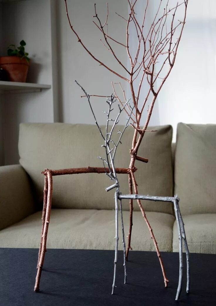 Поделки из веток и деревьев фото How to: Make Easy DIY Metallic Twig Reindeer Reindeer decorations, Twig crafts, 
