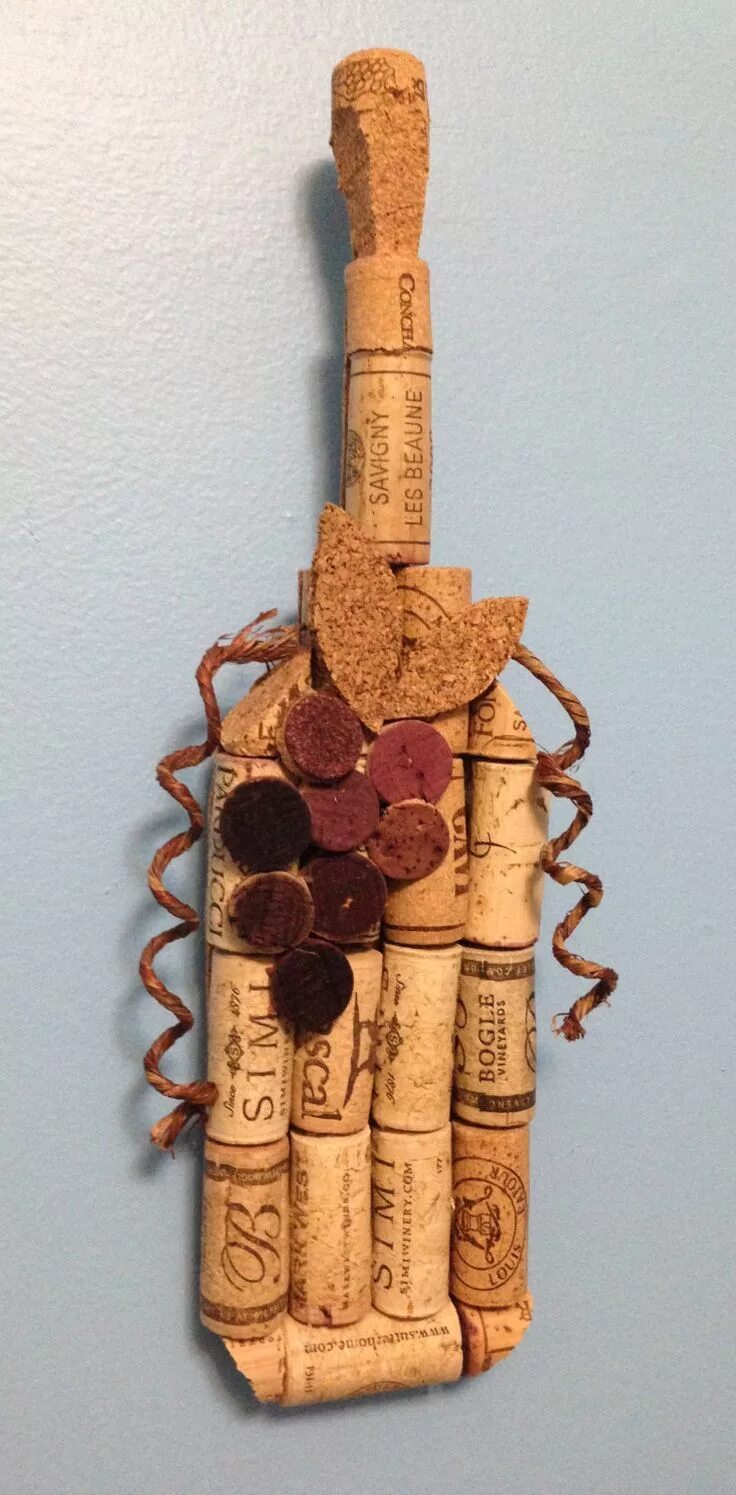 Поделки из винных пробок фото wine bottle wall hanging made from recycled corks Artesanía corchos de vino, La 
