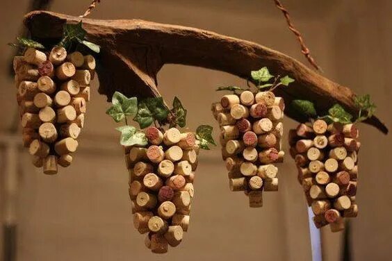 Поделки из винных пробок фото Wine cork grape decoration Bouchons de liège, Tableaux bouchons en liège, Vin en