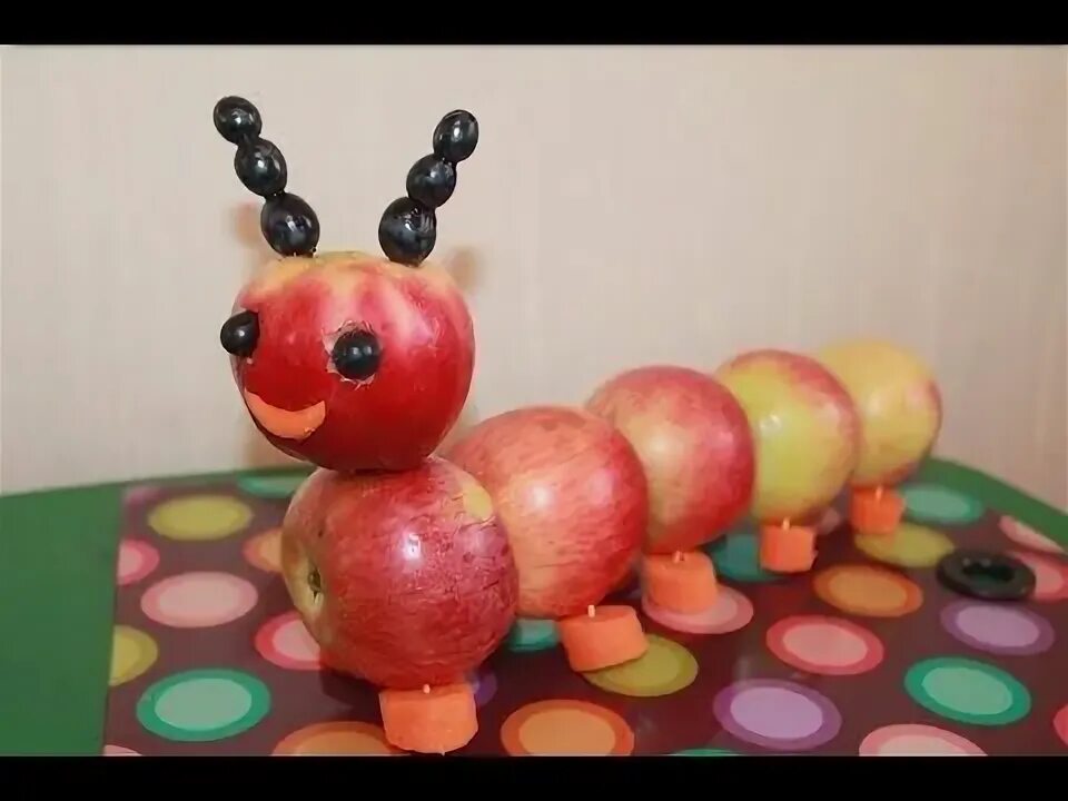 Поделки из яблок фото DIY Гусеница из яблок Детские поделки своими руками - YouTube Raupe basteln, Obs