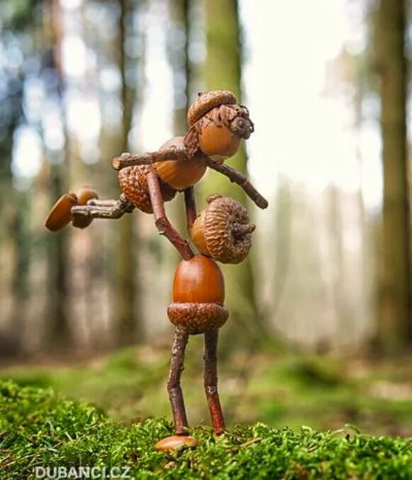 Поделки из желудей для детей фото acorn art - creativeartworksblog Acorn crafts, Fairy garden crafts, Pine cone ar