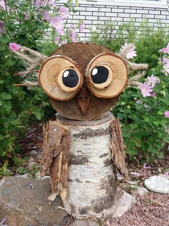 Поделки на дачу из дерева фото Pöllö-pihakoriste Wood log crafts, Wooden christmas trees, Tree crafts