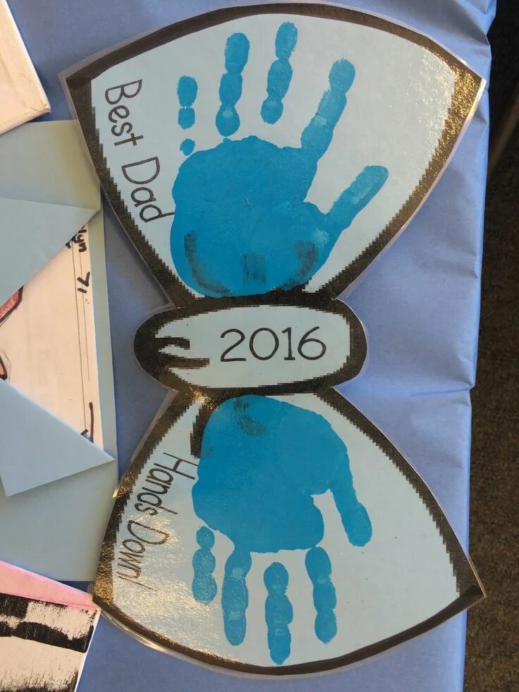 Поделки на день отца выставка фото DIY Father's Day Gift: Handprint Bow Tie Art