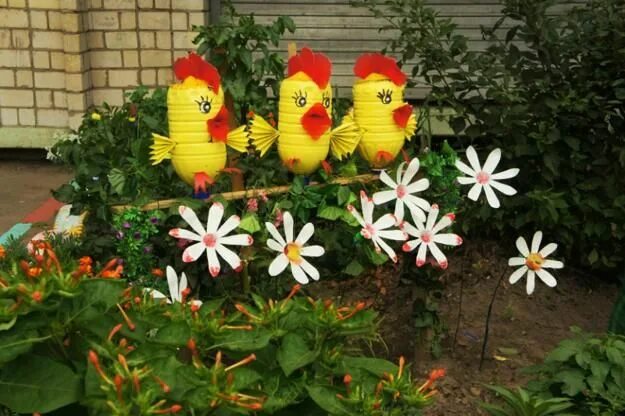 Поделки на участок своими руками фото How to Recycle Plastic Bottles for Colorful Handmade Yard Decorations Recycle pl
