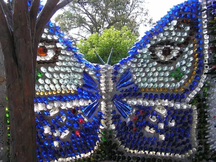 Поделки пластиковых бутылок фото Recycled bottles. Minnie Evans Sculpture Garden, N.C. Bottle art, Bottle wall, P