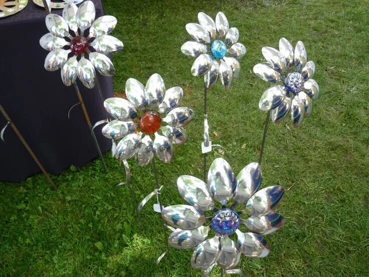 Поделки пластиковых бутылок фото SALT & LIGHT: PA STATE LAUREL FESTIVAL 2011 Garden crafts, Yard art, Cutlery art