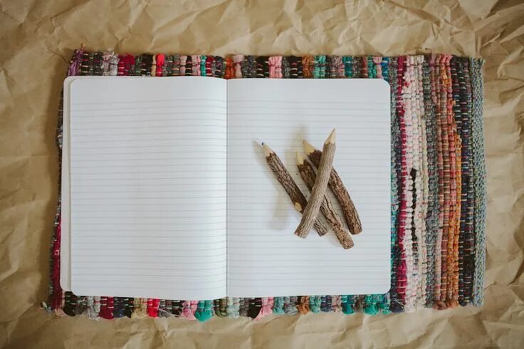 Поделки самоделки блокнот Rug Notebook, via Sincerely Kinsey. Diy notebook, Diy fabric, Diy crafts jewelry