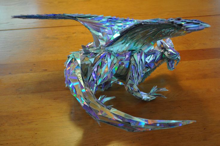 Поделки самоделки дракон A dragon sculpture I made out of CD shards Dragon sculpture, Sculpture, Dragon s