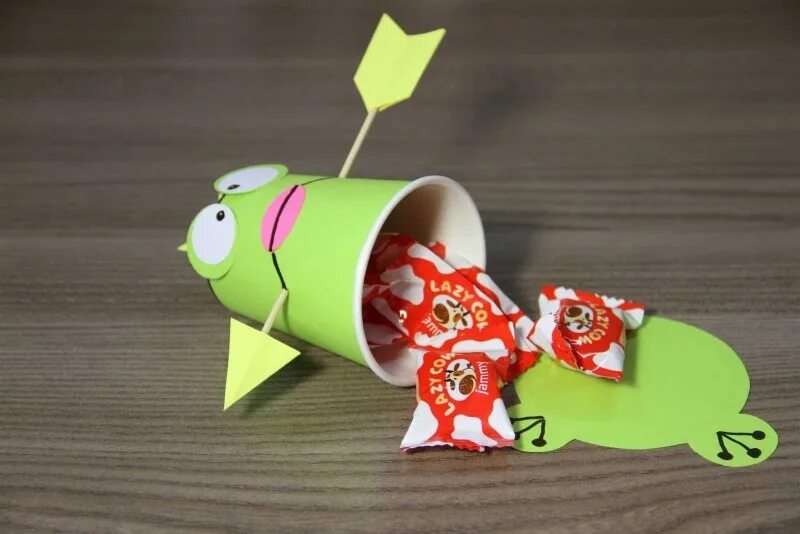Поделки самоделки из бумаги для детей Поделки времен ссср Детская поделка из бумажных стаканчиков. Лягушка-Царевна. ht
