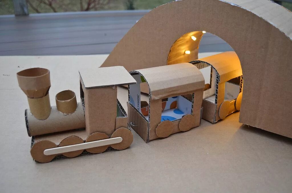 Поделки самоделки из картона Trainville! Oh I love this. Cardboard toys, Cardboard train, Cardboard crafts