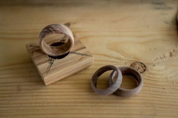 Поделки самоделки кольцо Rings Made From Solid Wood Wood rings diy, Wood rings, Wood turning