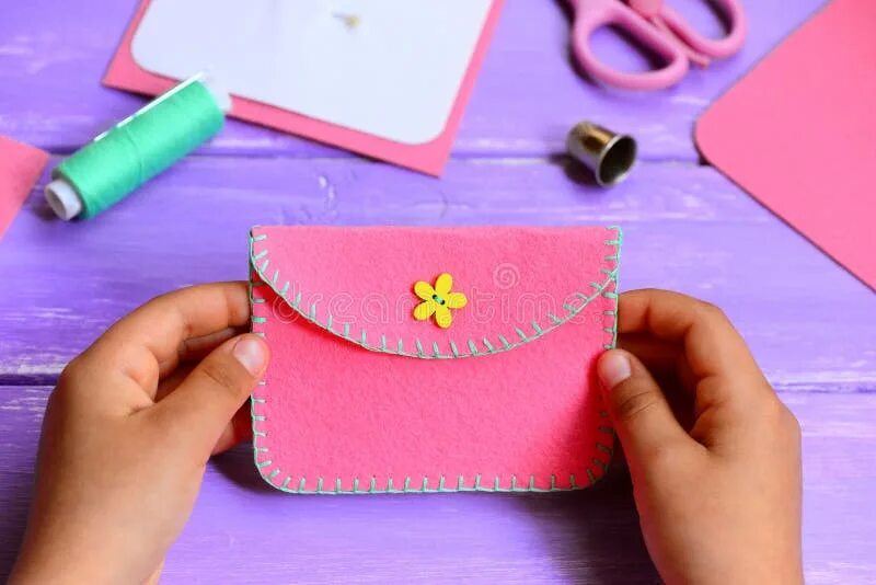 Поделки самоделки кошелек Child Made a Felt Purse. Small Child Holds a Pink Felt Purse in His Hands. Craft