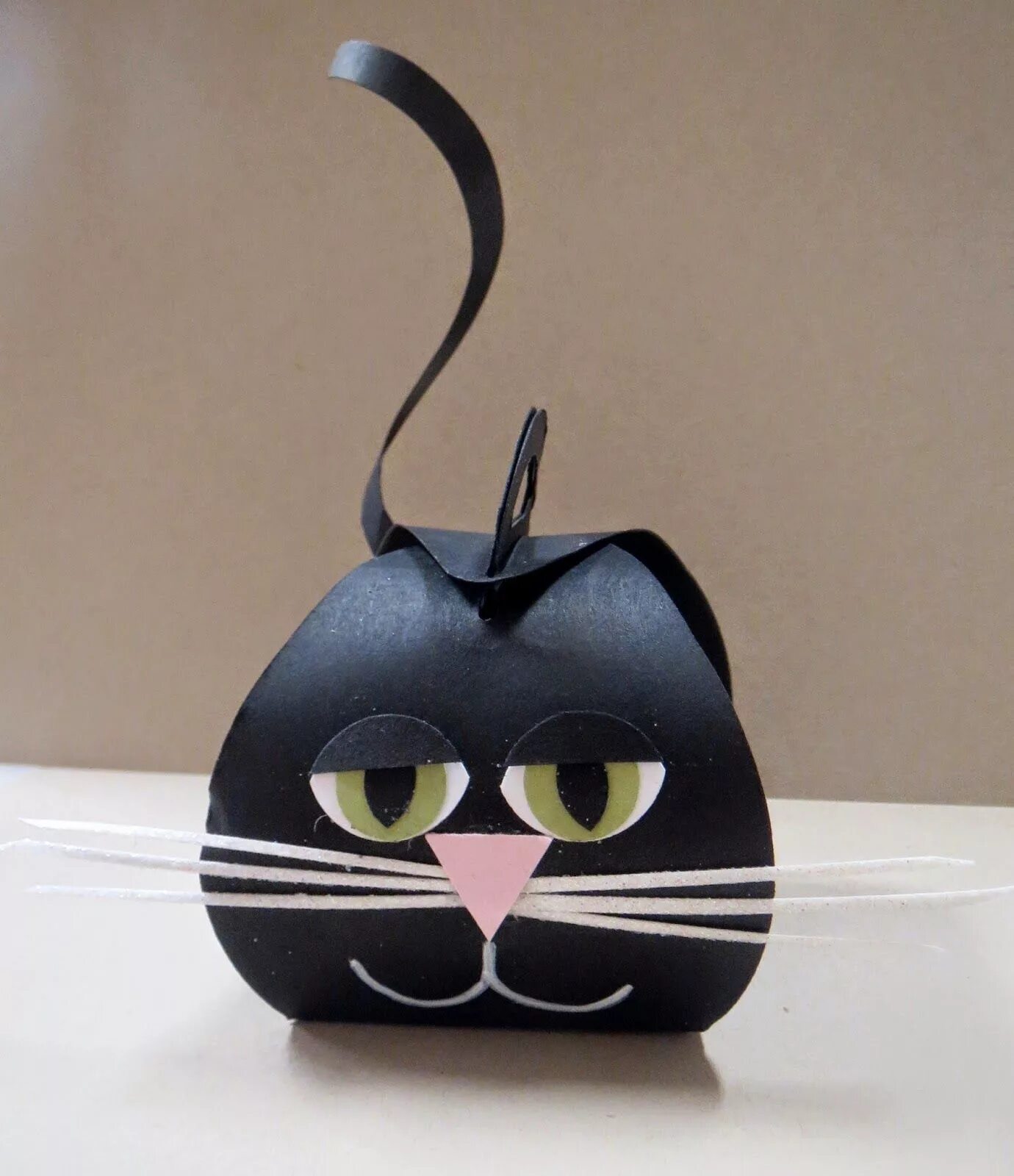 Поделки самоделки кот Scrap Happens Here with Darla Caixa de lembrancinhas, Trabalhos em papel, Artesa
