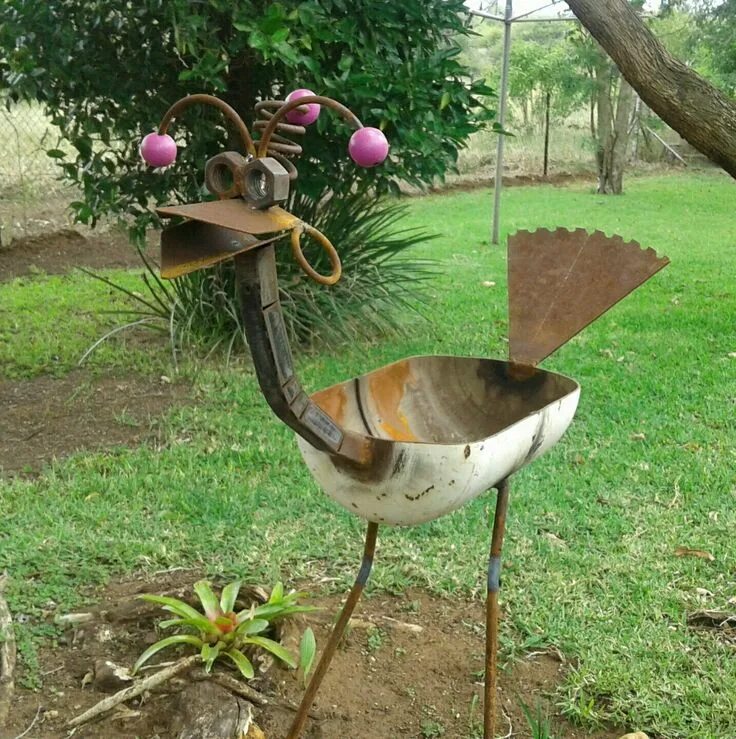 Поделки самоделки куроми Scrap metal bird. This would make a nice planter. Metal garden art, Welding art,