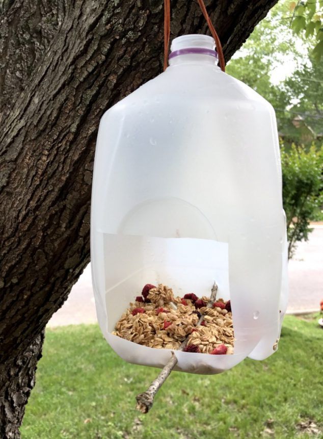 Поделки самоделки молоко Easy Milk Jug Bird Feeder Tutorial Bird feeders, Milk jug crafts, Bird feeders d