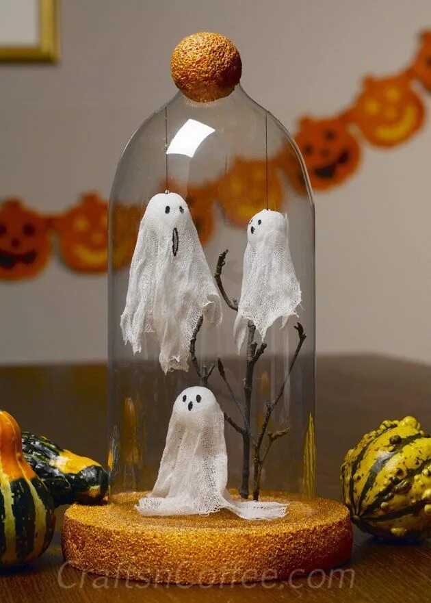 Поделки самоделки на хэллоуин A spooktacular Halloween craft: Ghosts in a cloche Cosas de halloween, Decoració