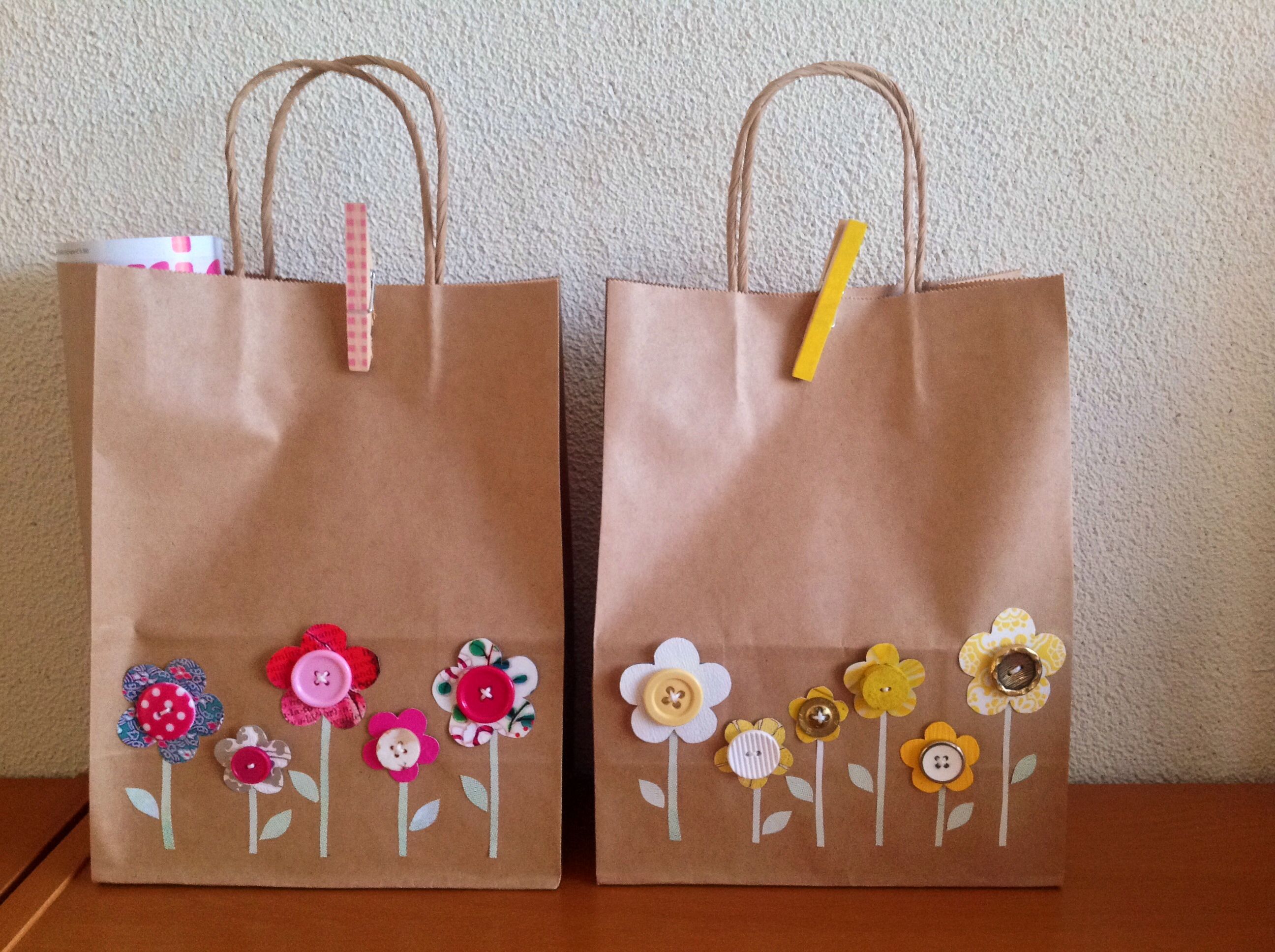 Поделки самоделки пакетики Brown paper bags with flowers made of buttons, (wall) paper and old magazines. T