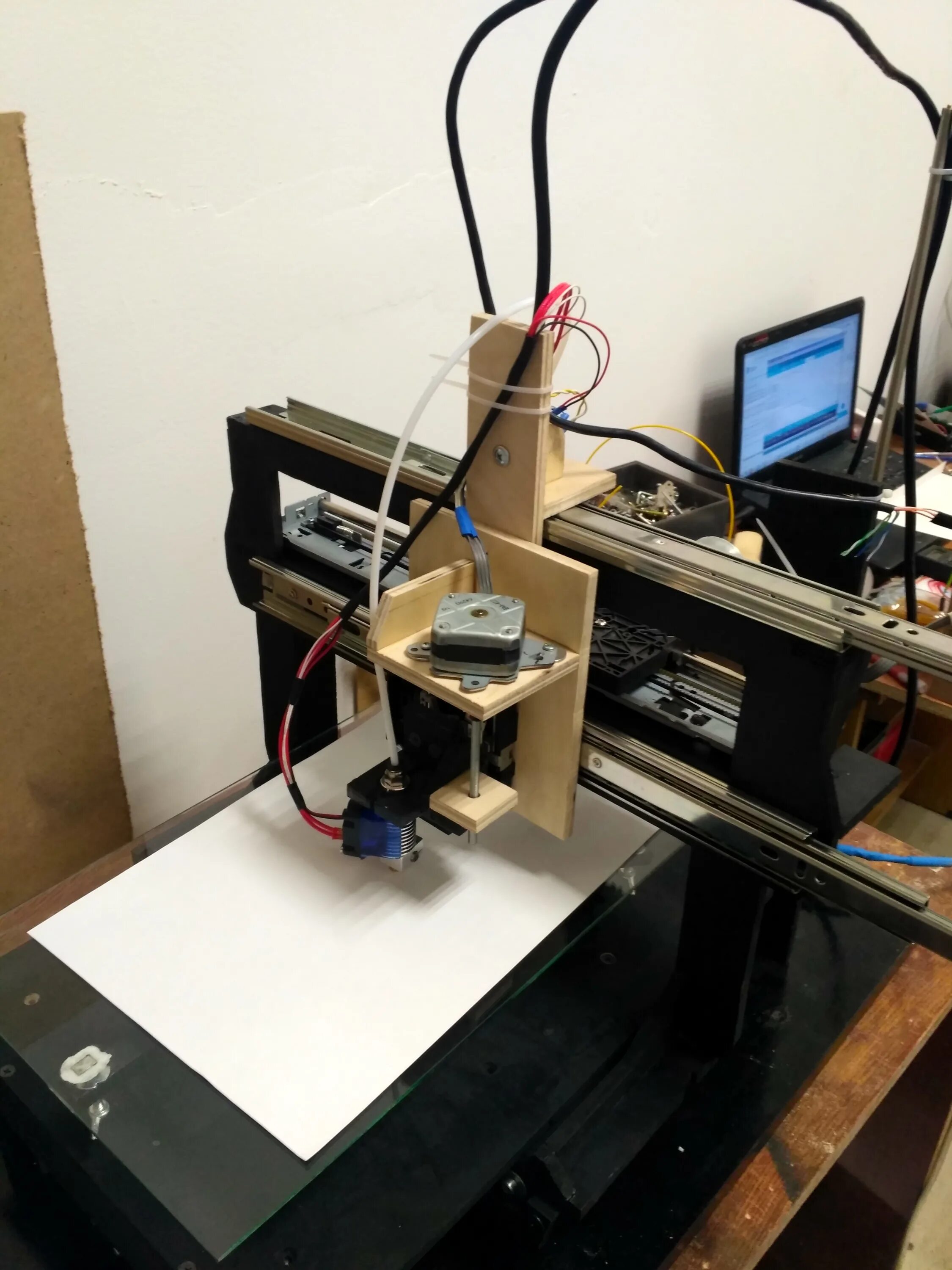Поделки самоделки принтер Самодельный 3D-принтер из фанеры и запчастей от старых принтеров, DVD-приводов. 