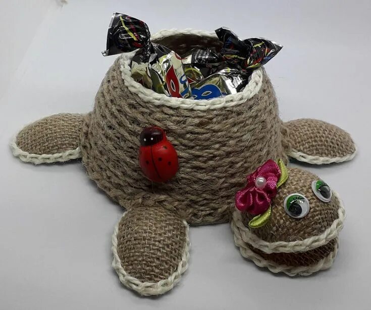 Поделки самоделки татьяны ♥ Изделия из джутовых ниток ♥ - Фото OK.RU Jute crafts, Craft stick crafts, Yarn