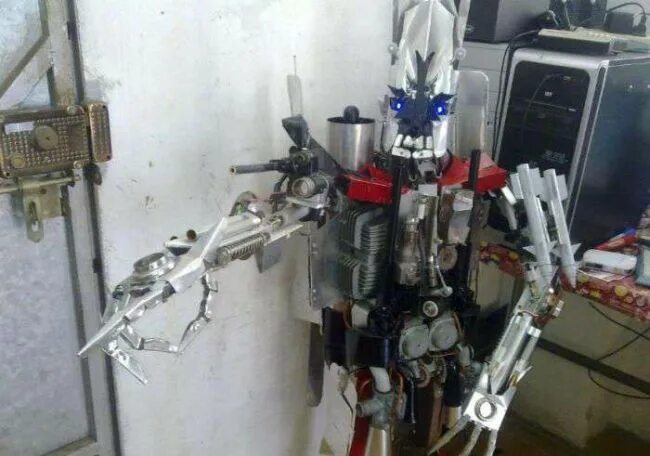 Поделки самоделки трансформер Chinese Fanboy Builds Decepticon, Plans World Conquest