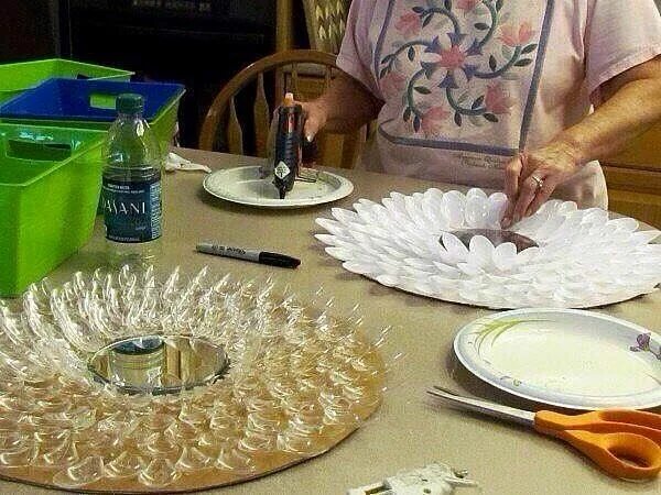 Поделки своими руками фото мастер spiegel-und-bilderrahmen-aus-plastikloeffeln-dekoking-com-2 Plastic spoon crafts