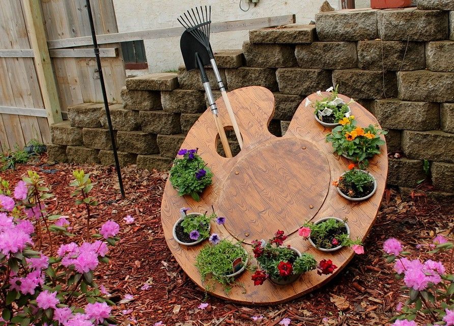 Поделки своими руками оригинальные идеи фото Paint Palette Garden Display Garden crafts diy, Palette garden, Palette planter