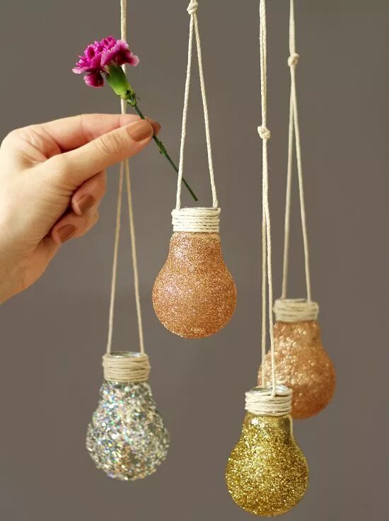 Поделки своими руками в домашних условиях DIY : créez un vase suspendu pailleté à l'aide d'une ampoule recyclée - Page 2 s