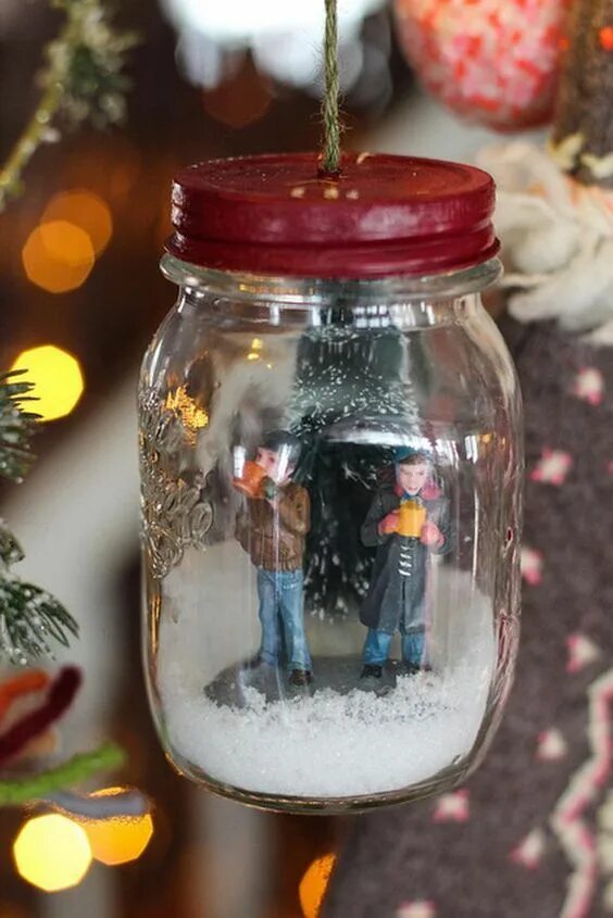 Поделки в банке своими руками фото Snow globes are the perfect representation of the winter and holiday season. The