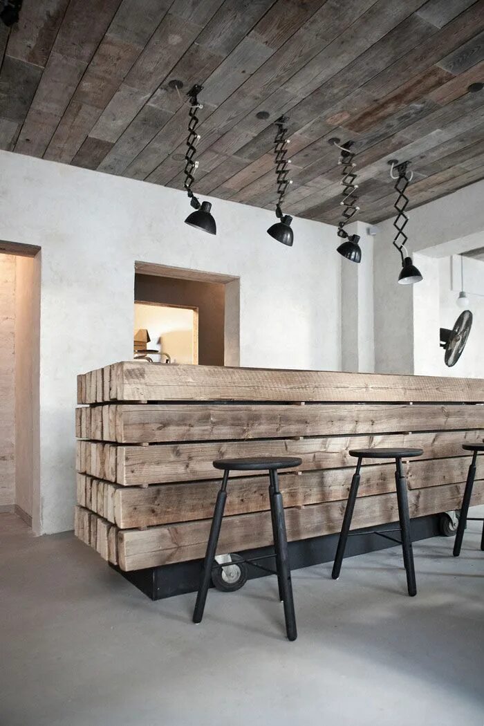 Поделки в стиле лофт An urban restaurant with rural references Idée déco bar, Déco maison, Deco resta