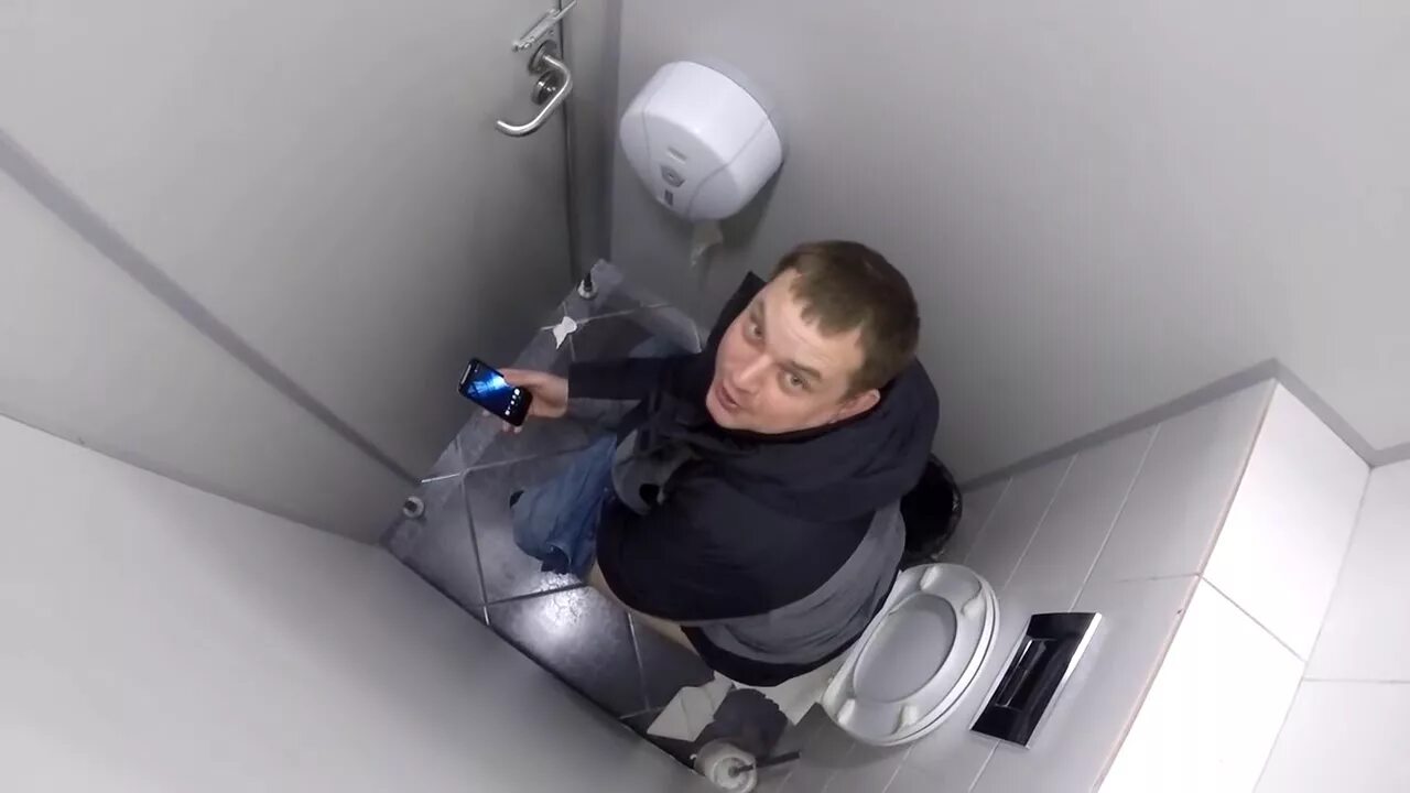 Подглядываем туалет фото Пранк в ТУАЛЕТЕ. Снимает МОЛЧА людей. - YouTube