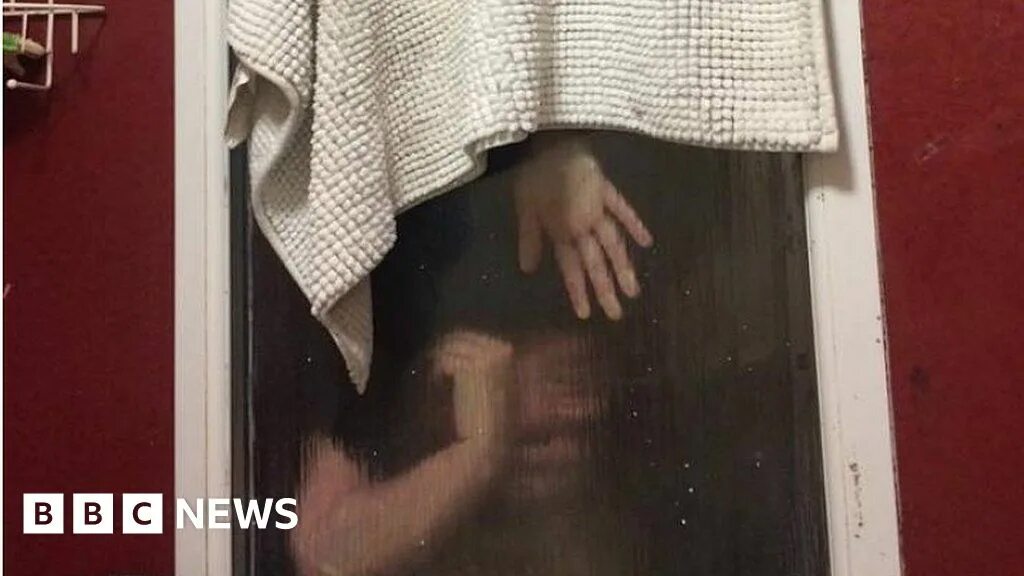 Подглядывание окнами фото Woman trapped in window trying to retrieve poo after Tinder date - BBC News