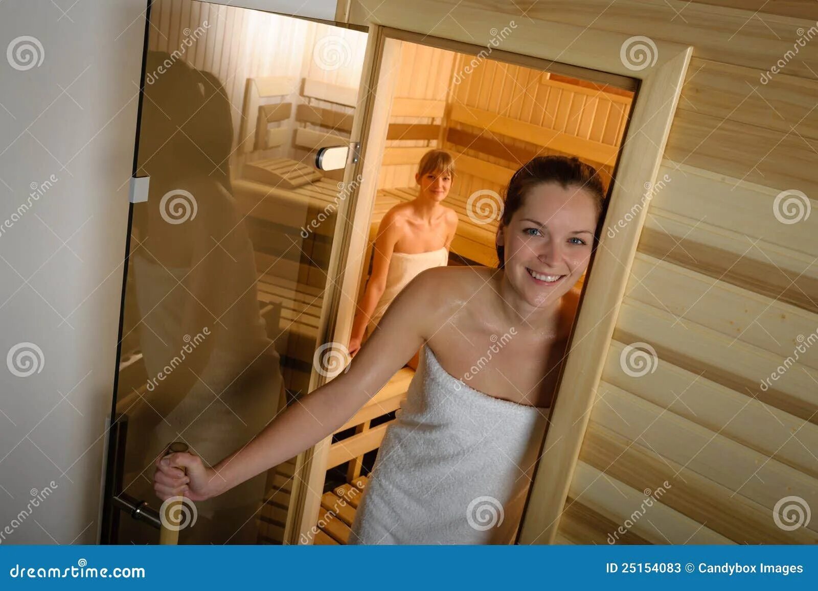 Подглядывать в бане фото здоровье представляя женщину спы Sauna Стоковое Изображение - изображение насчит