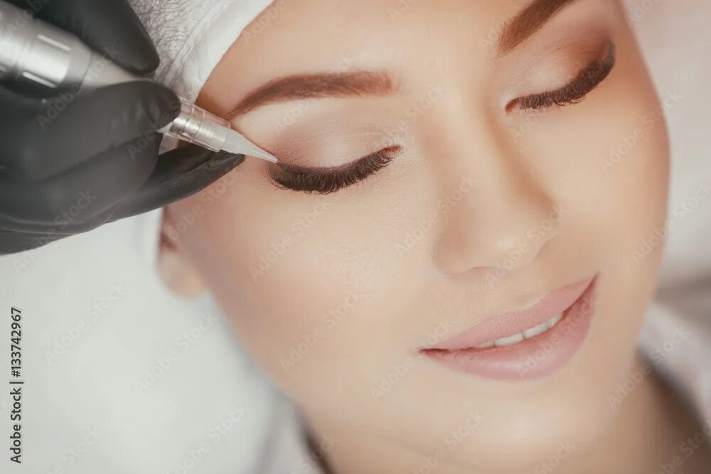 Подготовка к перманентному макияжу век Cosmetologist making permanent make up at beauty salon Фотографія Stock Adobe St