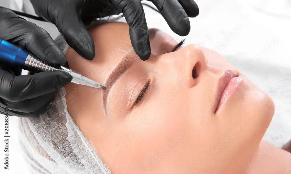 Подготовка к перманентному макияжу век Young woman undergoing eyebrow correction procedure in salon Фотографія Stock Ad