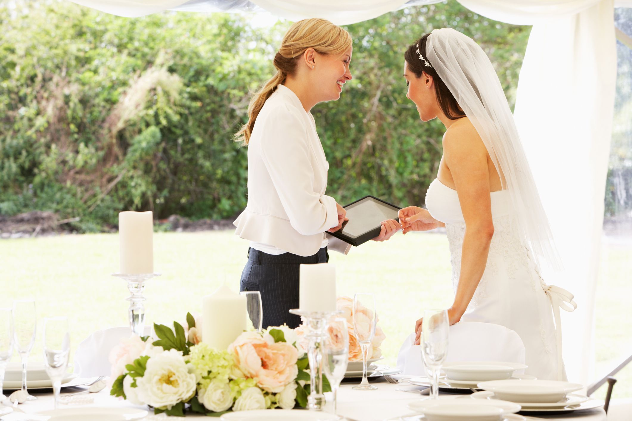 Подготовка к свадьбе фото 5 Ways Hiring a Wedding Planner Can Actually Save You Money Wedding planning on 