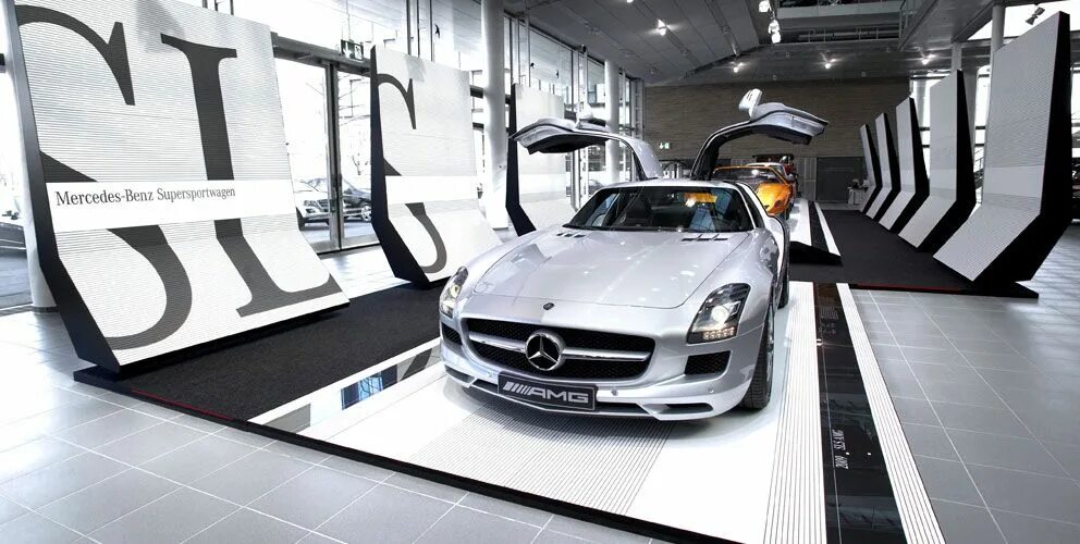 Подиум авто восточная ул 1а фото Mercedes-Benz Supersportwagen - jangled nerves Car showroom design, Booth design