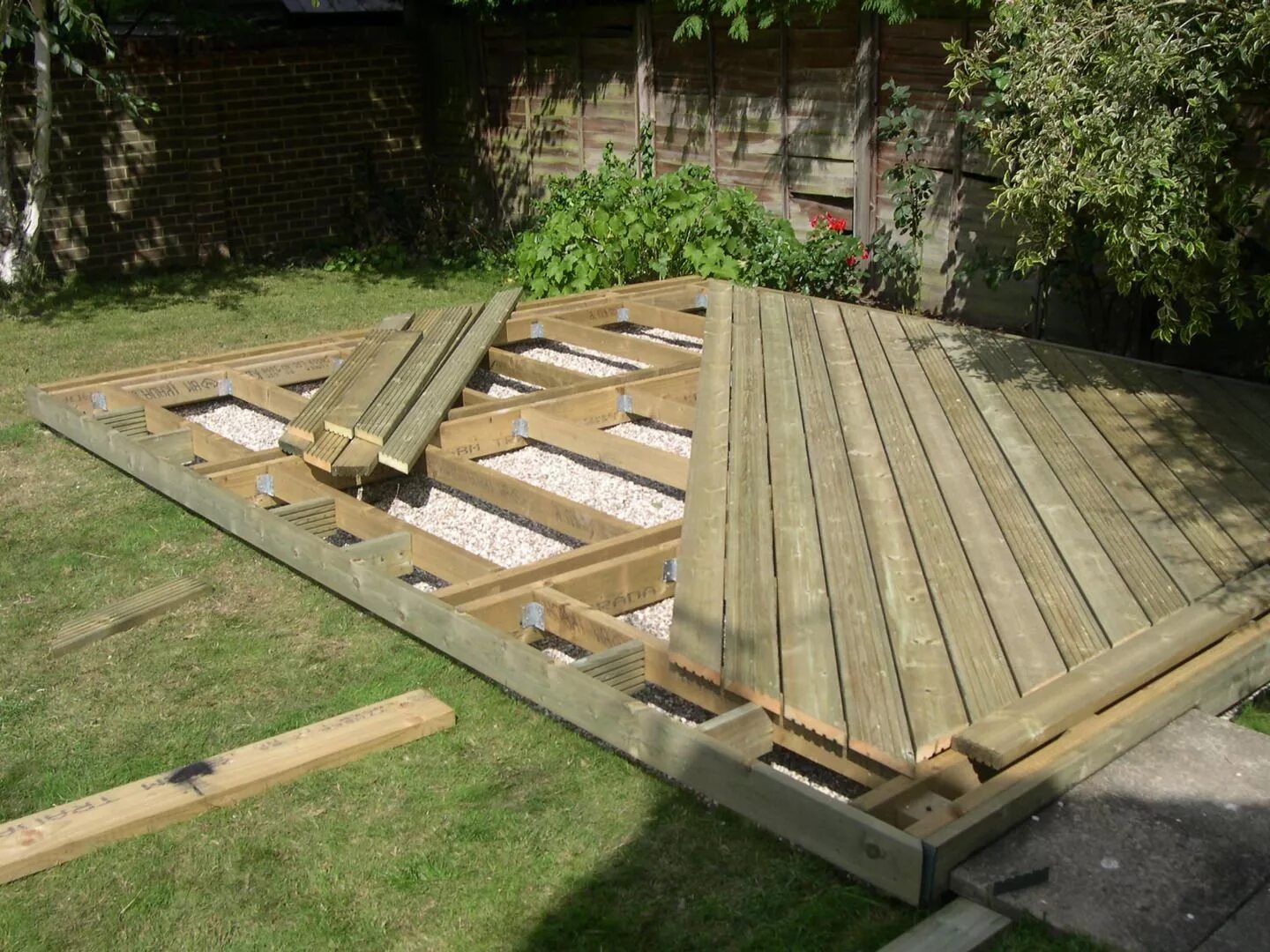 Подиум для беседки своими руками Home Decking Ideas - Sun Deck in Berden Pallet patio decks, Decks backyard, Diy 