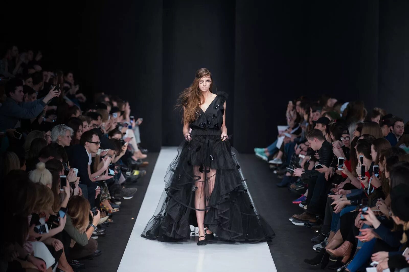 Подиум моды фото Неделя моды MBFW Russia отменена из-за эпидемии коронавируса