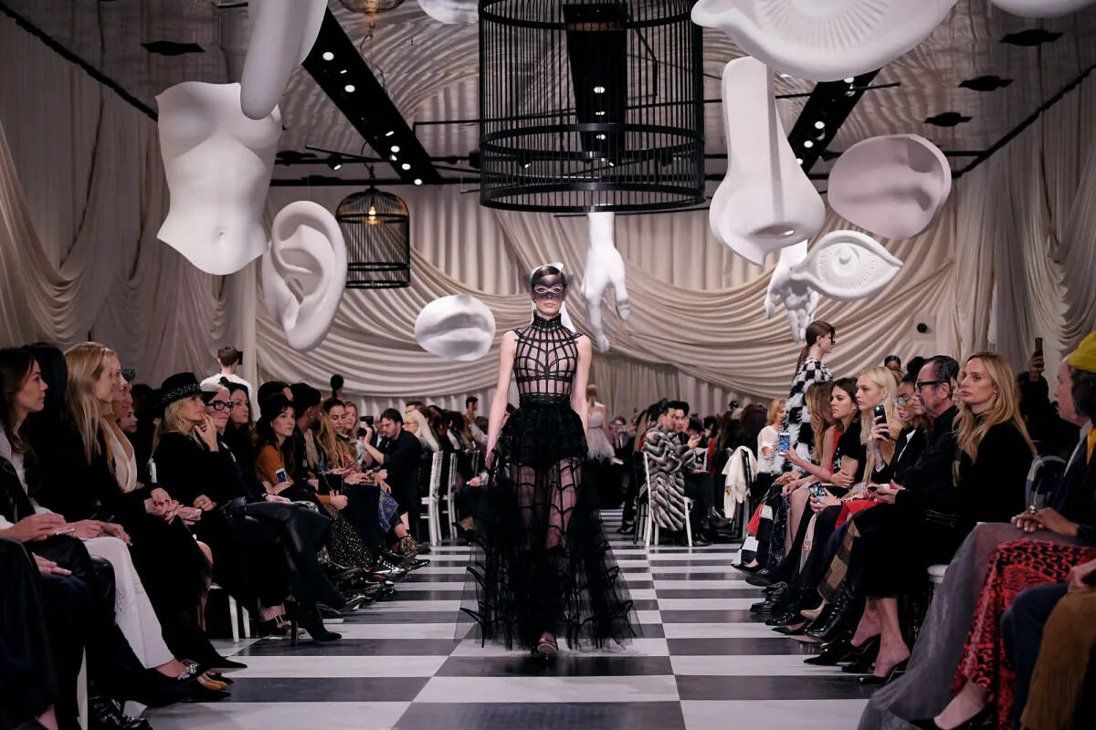 Подиум моды фото Dior Couture Show's Hidden Meaning