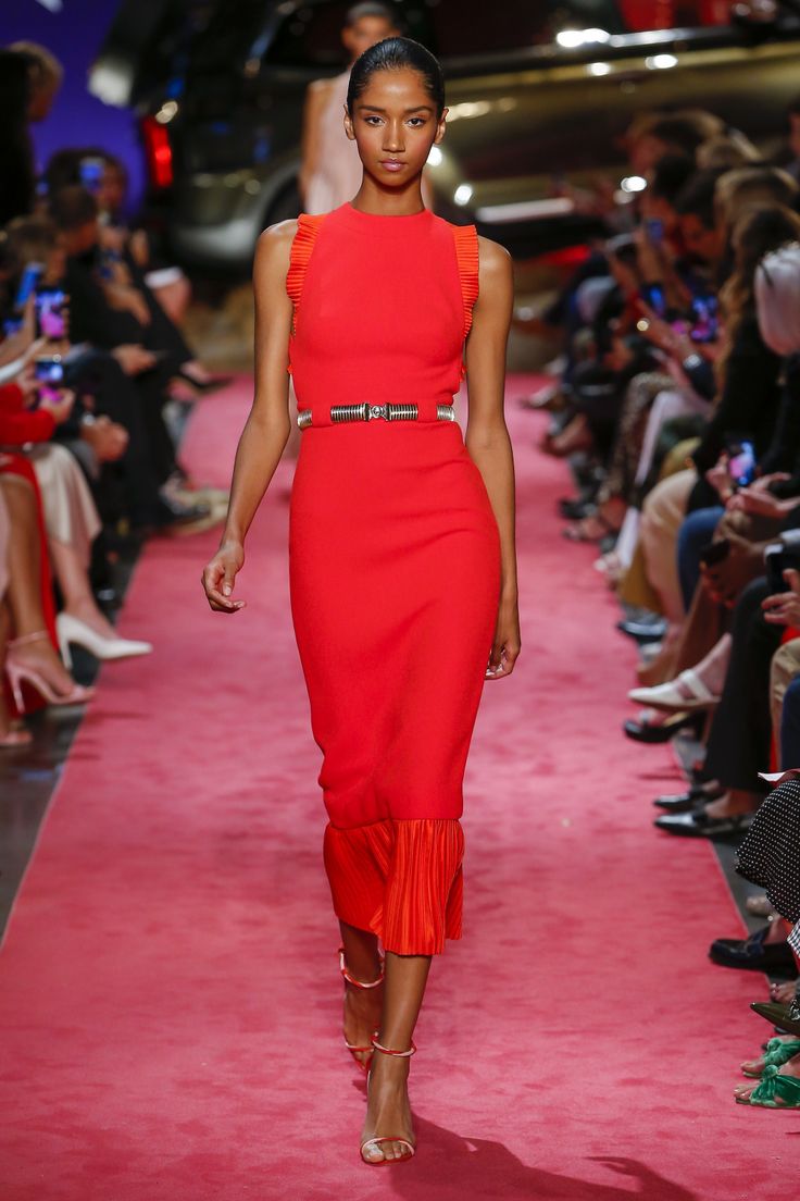 Подиум платья фото Brandon Maxwell Spring 2019 Ready-to-Wear 17 Red belted sleeveless midi dress wi