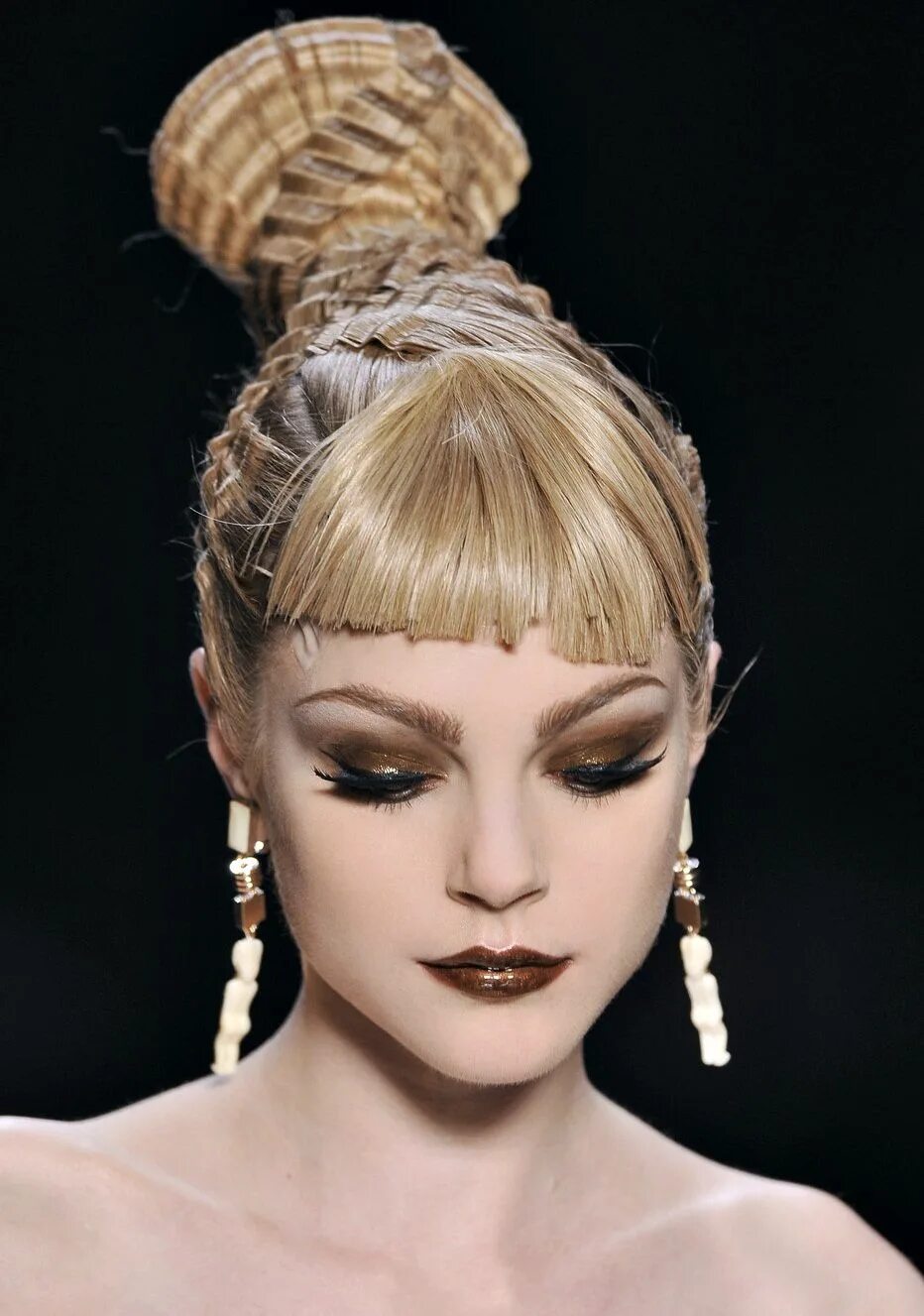 Подиумные прически 2024 AWDOLL Catwalk makeup, Jessica stam, Runway hair
